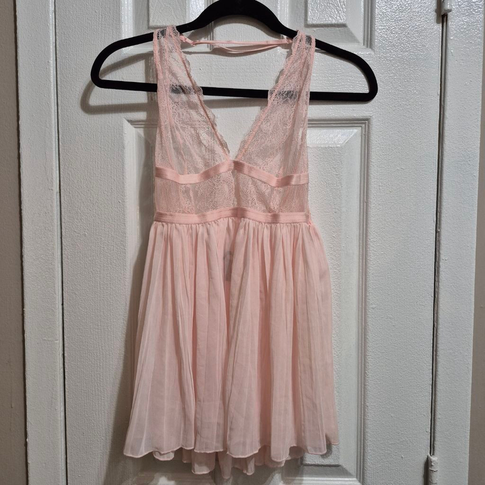 Women's Victoria's Secret Pink Lace Chemise‎ & Thong Set M